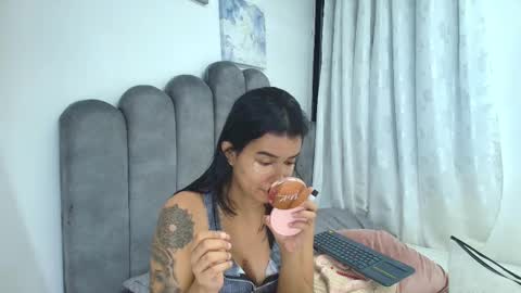 emma_saenz01 online show from December 4, 6:46 am