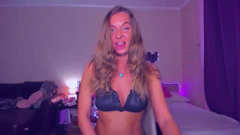 Snapshot of emmaabramson chatting on September 17, 12:08 pm Emma online show from September 17, 12:08 pm