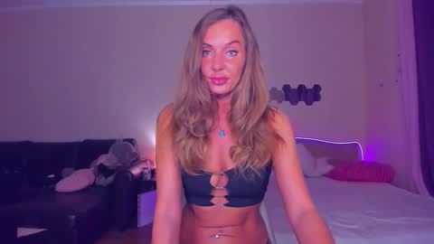 Snapshot of emmaabramson chatting on September 11, 7:59 pm Emma online show from September 11, 7:59 pm