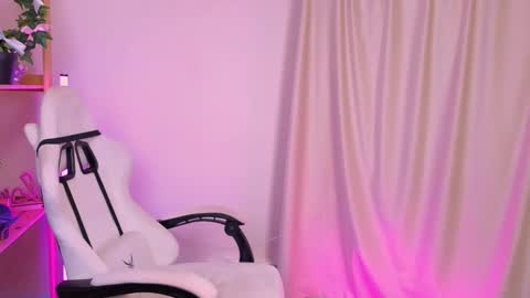 Snapshot of emmakeam_ chatting on October 7, 10:00 am Emma online show from October 7, 10:00 am