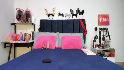          online show from November 25, 1:10 pm