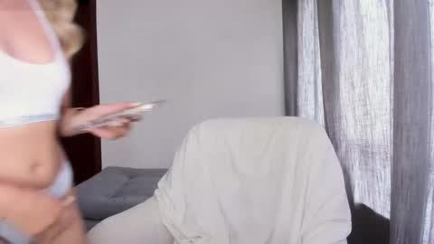 emyconneer online show from October 21, 5:38 pm