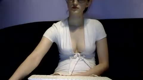 emydelore online show from August 3, 10:05 pm