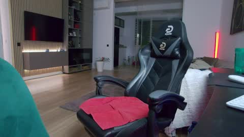 Erik online show from April 16, 9:39 pm