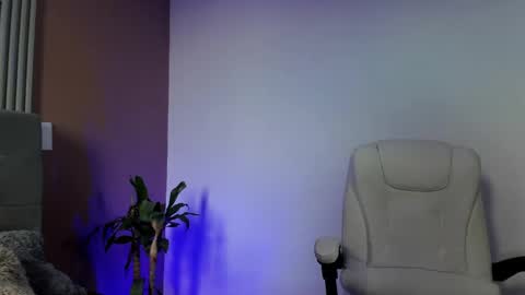 Eros Lux1 online show from April 11, 12:09 pm