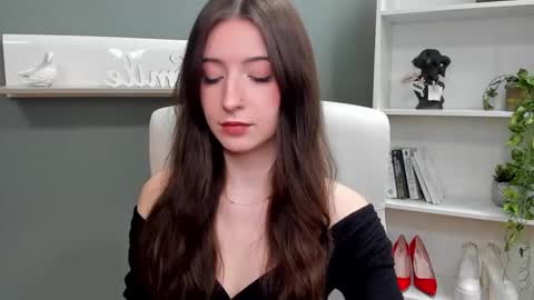 Leah online show from December 4, 9:12 am