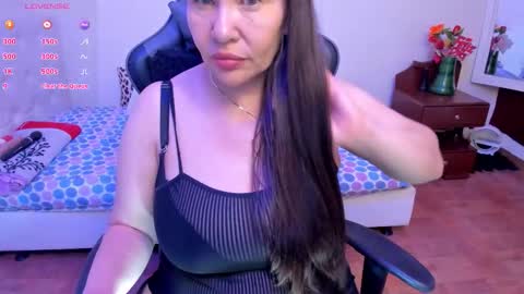 Snapshot of esmeralda_milf1 chatting on October 13, 8:11 pm esme online show from October 13, 8:11 pm