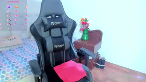 Snapshot of esmeralda_milf1 chatting on March 9, 8:31 pm esme online show from March 9, 8:31 pm