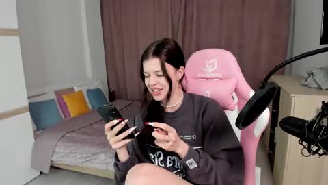 esteria online show from January 4, 12:05 am