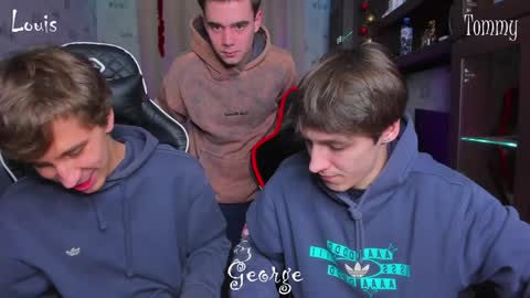 Snapshot of esthetics_boys chatting on January 2, 7:29 pm LOUIS online show from January 2, 7:29 pm