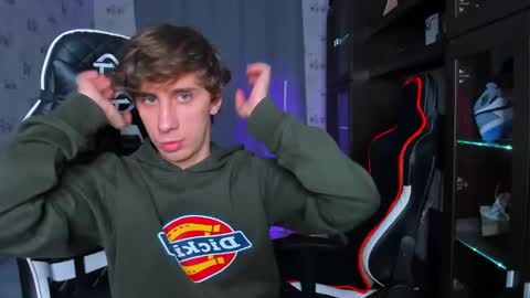 Snapshot of esthetics_boys chatting on February 22, 5:46 pm LOUIS online show from February 22, 5:46 pm