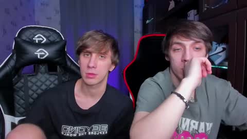 Snapshot of esthetics_boys chatting on February 16, 12:52 am LOUIS online show from February 16, 12:52 am