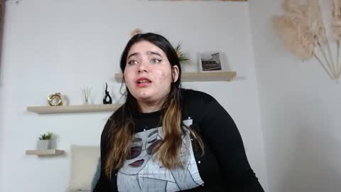 Estrella online show from December 23, 3:02 am