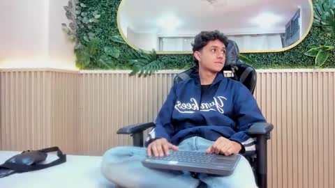 ethanlowell online show from December 22, 5:14 am