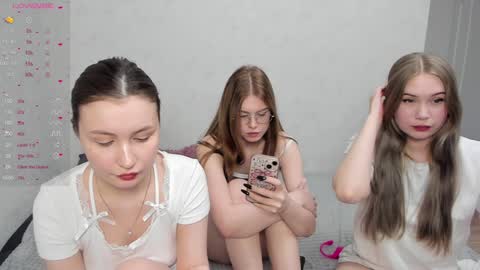 Snapshot of eumomino chatting on February 8, 2:47 am Veronica Tiia Lilith left to right online show from February 8, 2:47 am