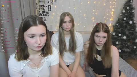 Snapshot of eumomino chatting on January 19, 12:49 am Veronica Tiia Lilith left to right online show from January 19, 12:49 am