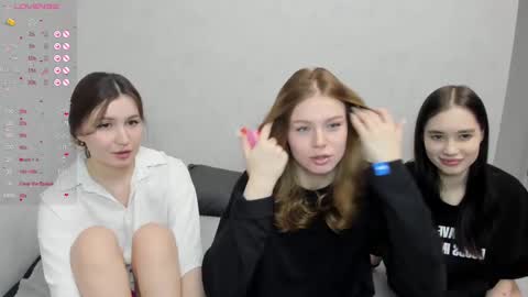 Snapshot of eumomino chatting on February 26, 3:57 am Veronica Tiia Lilith left to right online show from February 26, 3:57 am