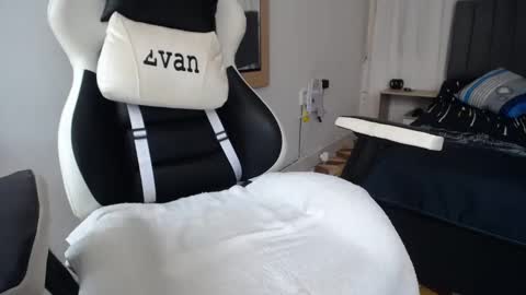 Evan online show from February 22, 6:08 pm