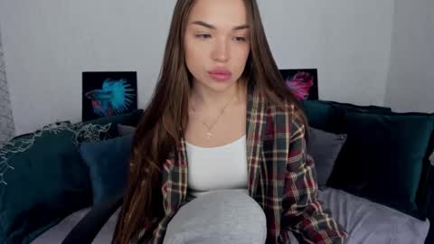 E V A  online show from March 3, 7:43 am