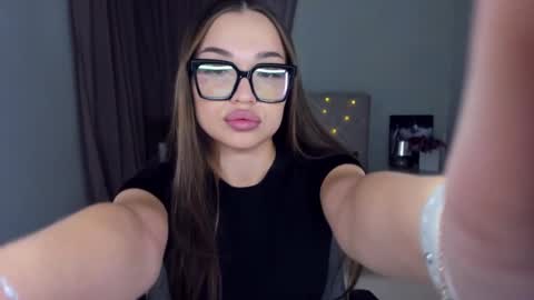 E V A  online show from December 9, 3:00 pm