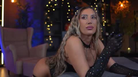 Evelyn online show from December 18, 9:10 pm