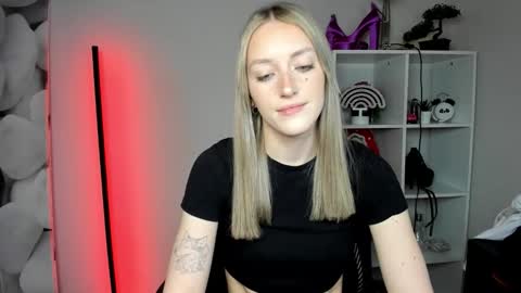 evelynblond online show from February 18, 2:28 pm