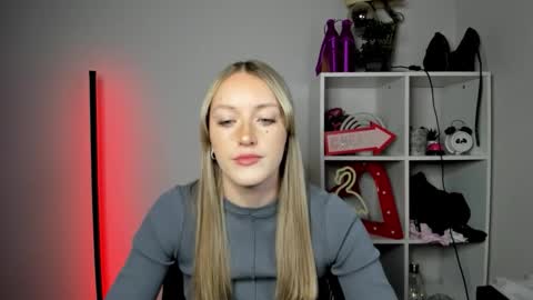 evelynblond online show from May 11, 4:26 pm
