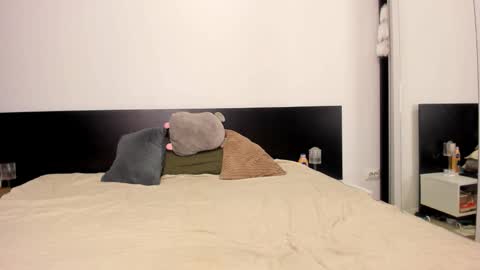 Evelyne online show from March 2, 10:05 pm