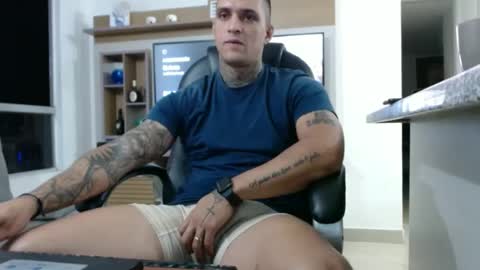 Snapshot of exotic_dude chatting on January 31, 5:30 am camilo online show from January 31, 5:30 am