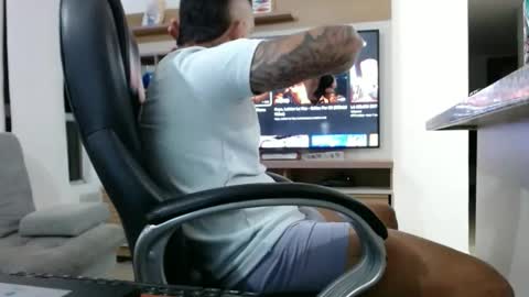 Snapshot of exotic_dude chatting on February 14, 11:53 pm camilo online show from February 14, 11:53 pm