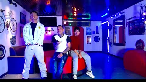 extrangers online show from March 24, 12:11 pm