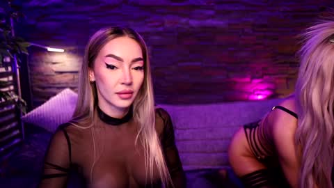 Snapshot of fantasystudiox chatting on October 25, 10:54 pm Carmina online show from October 25, 10:54 pm