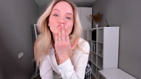 Snapshot of feel_our_vibe chatting on February 1, 1:09 pm Daniela online show from February 1, 1:09 pm