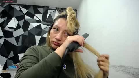 Snapshot of fenix_purple chatting on October 15, 7:58 pm FENIX online show from October 15, 7:58 pm