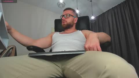 FindomGuyXXX online show from November 30, 8:38 pm