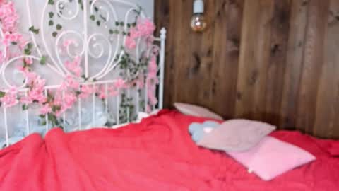 Amina online show from December 19, 1:28 pm