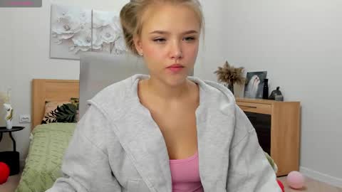 Mona online show from March 19, 1:44 am