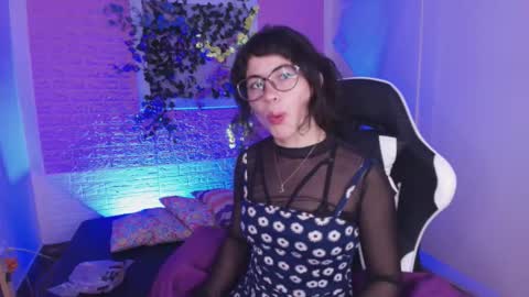 Snapshot of flora_blue chatting on October 20, 11:48 am flora_blue online show from October 20, 11:48 am