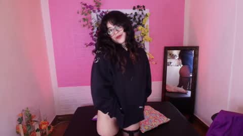 Snapshot of flora_blue chatting on October 2, 12:48 pm flora_blue online show from October 2, 12:48 pm