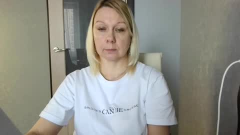 forever_smilex online show from February 11, 9:42 am