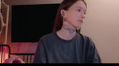 fran_bow online show from April 16, 8:09 pm