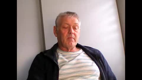 frannkboy61 online show from May 3, 4:46 pm
