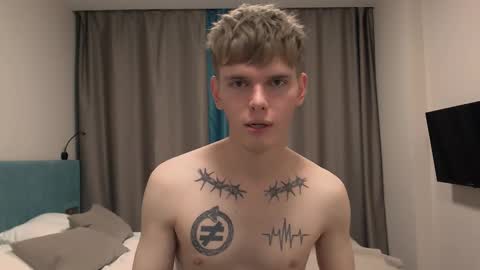 fredd_xanderrs online show from October 19, 5:06 pm