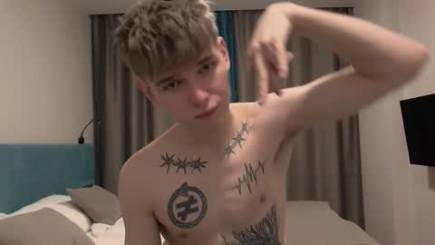 fredd_xanderrs online show from October 18, 4:11 pm