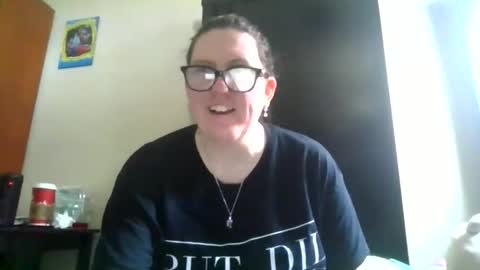 fuzzypeaches87 online show from April 16, 4:18 pm