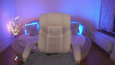 gentleadellee online show from February 8, 3:59 pm