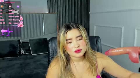 Snapshot of gigiidoll chatting on February 25, 12:05 pm Gigi Doll online show from February 25, 12:05 pm