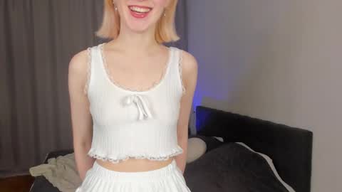 Snapshot of gin_yoon chatting on October 9, 6:19 am Gin online show from October 9, 6:19 am