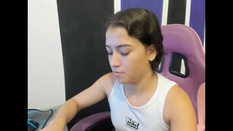 girl_princess18 online show from March 13, 10:46 pm