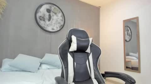 G I S E online show from October 31, 11:05 pm